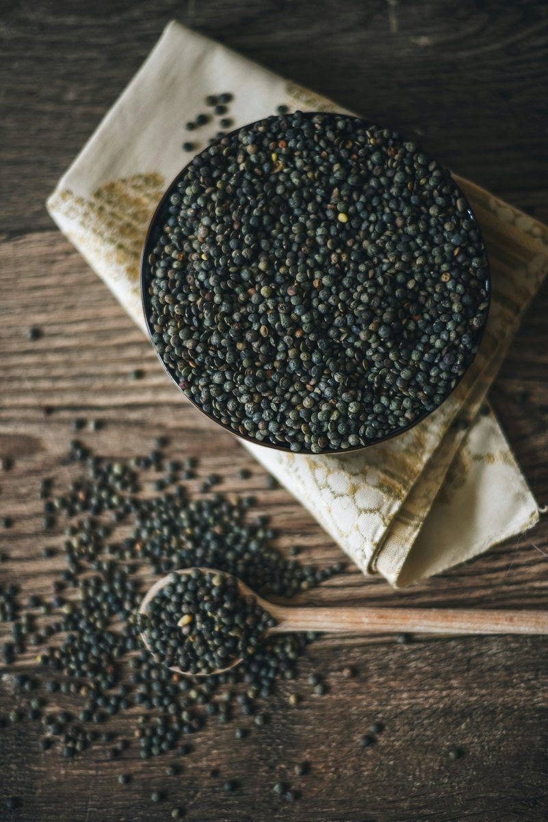 Lentilles noires dans un bol posé sur un torchon