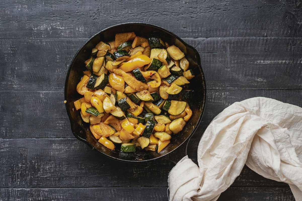 Rondelles de courgette dorées dans une poêle en fonte