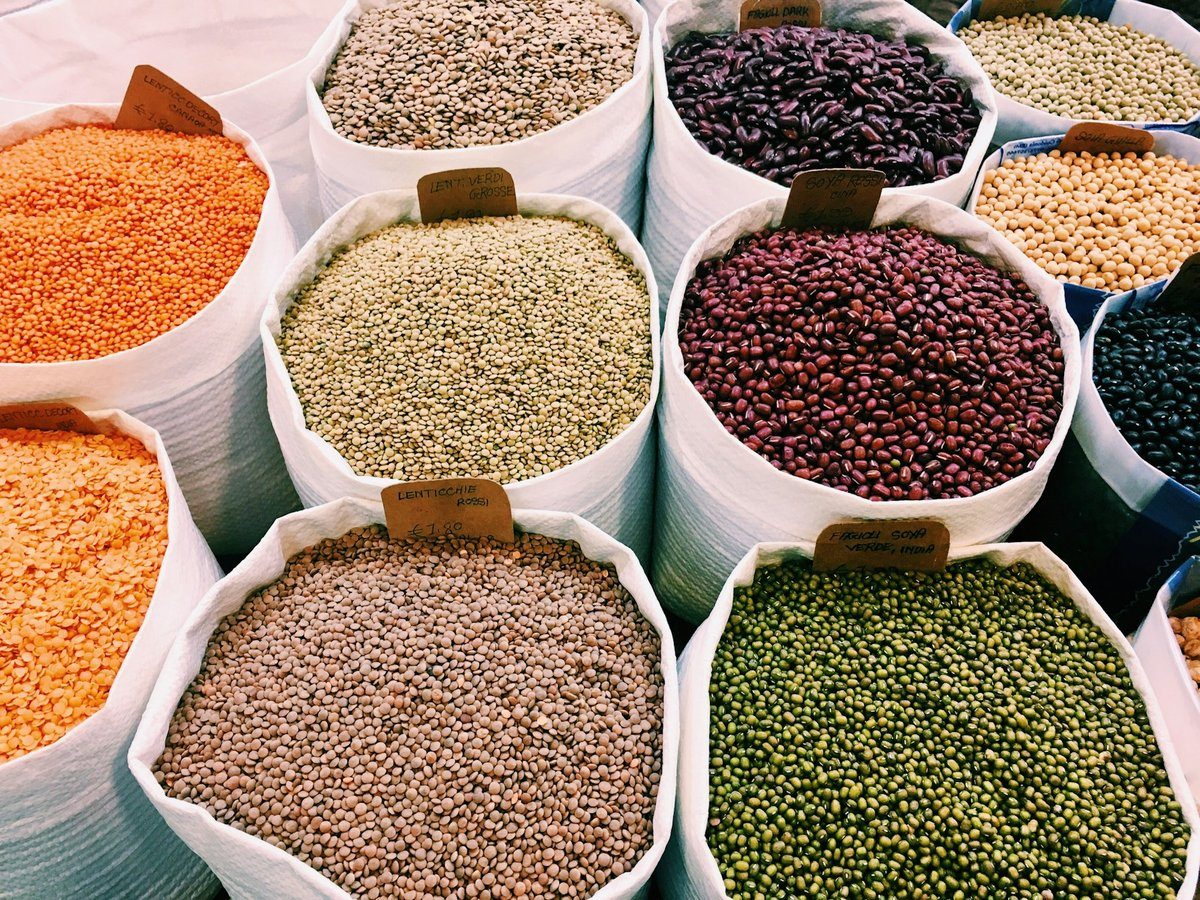 Sacs ouverts remplis de lentilles et de haricots secs