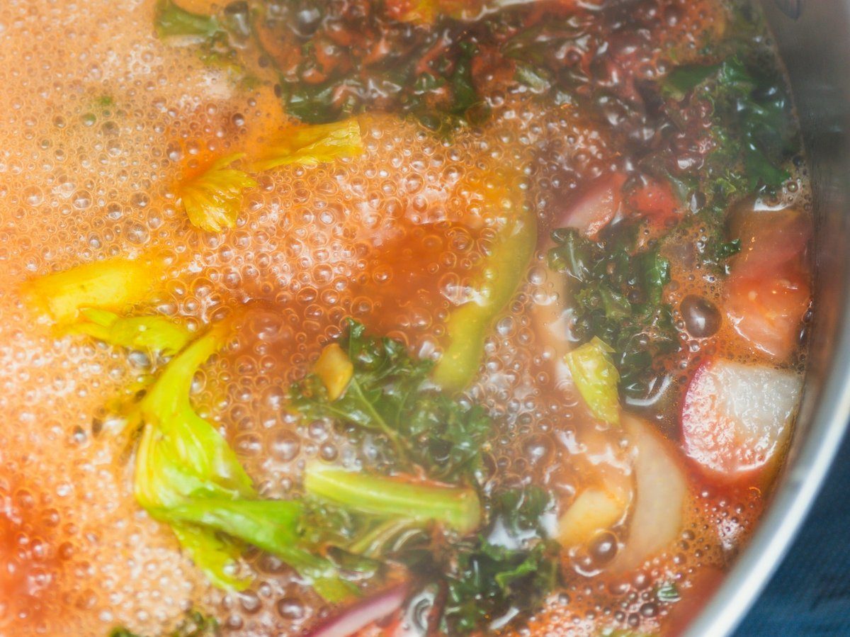 Soupe de légumes qui frémit dans une marmite